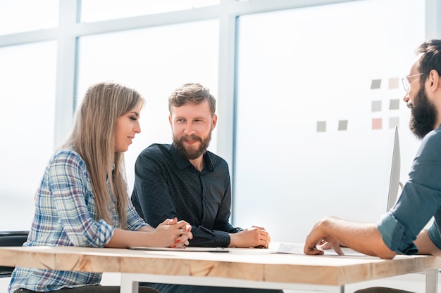 Equipo de negocios discutiendo las tareas actuales en la reunión. trabajo en equipo