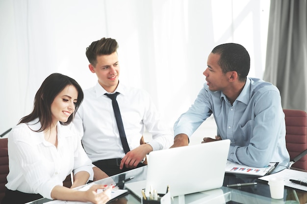 Equipo de negocios discutiendo temas de negocios en la oficina