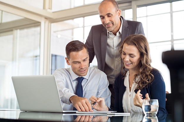 Equipo de negocios discutiendo trabajo