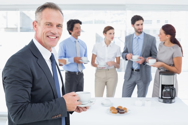 Equipo de negocios disfrutando de algunas bebidas