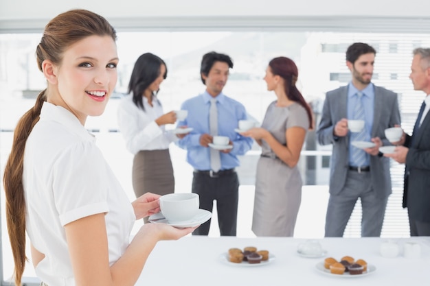 Equipo de negocios disfrutando de su almuerzo