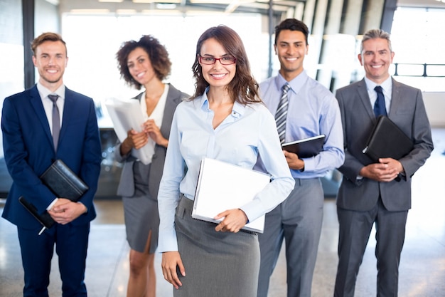 Equipo de negocios con documento y organizador en oficina.