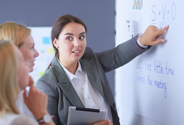 Equipo de negocios de educación empresarial y concepto de oficina con pizarra en la oficina discutiendo algo