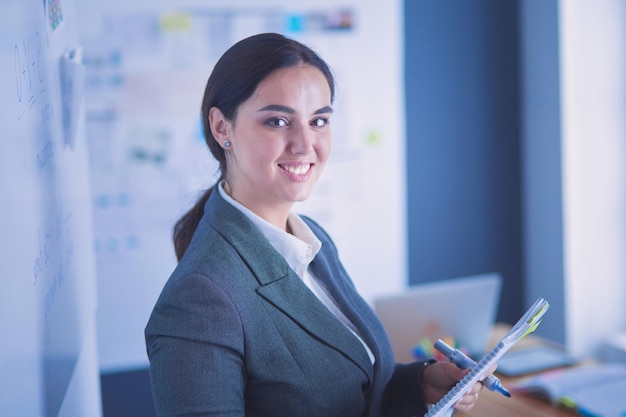 Equipo de negocios de educación empresarial y concepto de oficina con pizarra en la oficina discutiendo algo