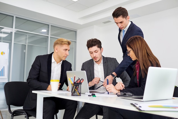 Foto equipo de negocios en empresarios que trabajan hablando de una oficina moderna