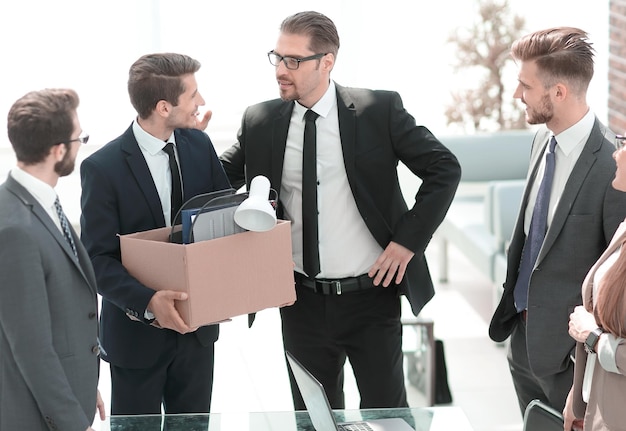 El equipo de negocios se encuentra con un nuevo empleado.