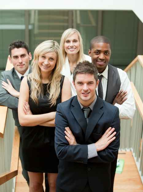 Equipo de negocios en una escalera