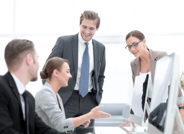 El equipo de negocios está discutiendo nuevas personas y tecnología de la información.