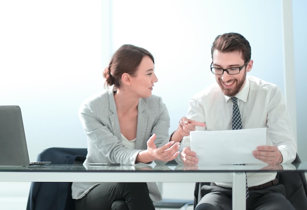 El equipo de negocios está discutiendo problemas de negocios.