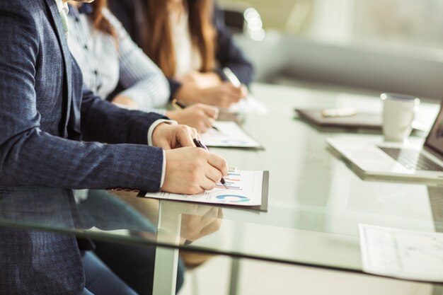 El equipo de negocios está trabajando con documentos financieros en el lugar de trabajo.