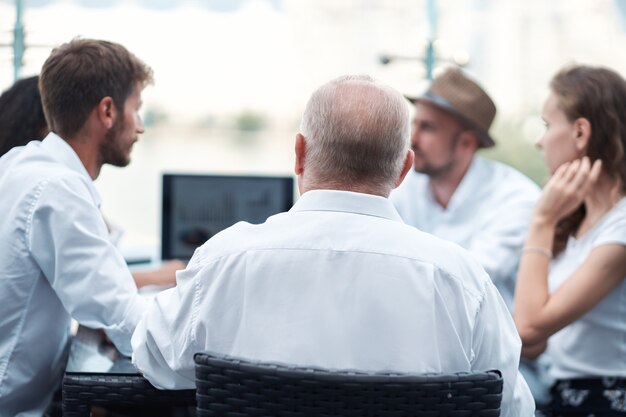 El equipo de negocios está trabajando en un nuevo primer plano de proyecto comercial