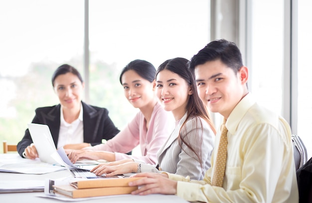 Equipo de negocios de éxito en la sala de reuniones con computadora portátil y documentos para di negocios o finanzas