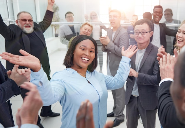 Equipo de negocios exitoso celebrando con los brazos arriba