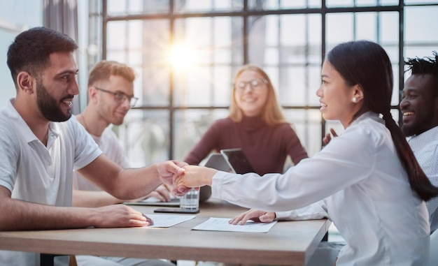 Equipo de negocios exitoso colega de oficina corporativa de trabajo en equipo sonriente