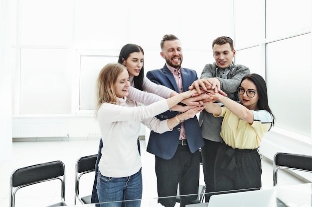 Equipo de negocios exitoso construyendo una torre fuera de sus manos. El concepto de trabajo en equipo