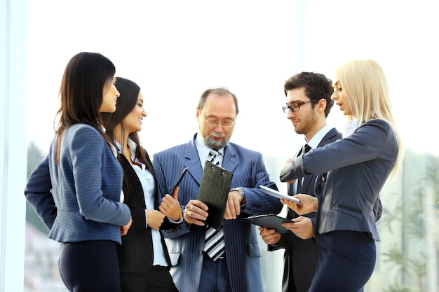 equipo de negocios exitoso y feliz con documentos