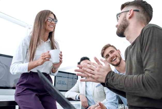 El equipo de negocios exitoso habla durante un descanso del concepto de trabajo en equipo