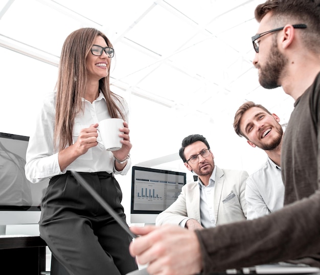 El equipo de negocios exitoso habla durante un descanso