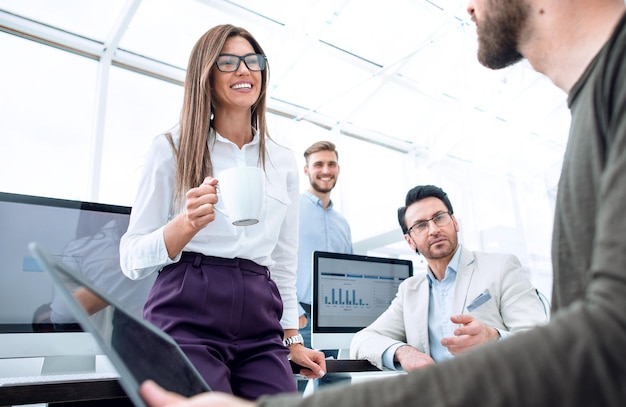 El equipo de negocios exitoso habla durante un descanso