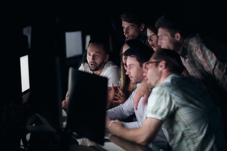 Foto equipo de negocios exitoso en el lugar de trabajo en la foto nocturna con espacio de copia