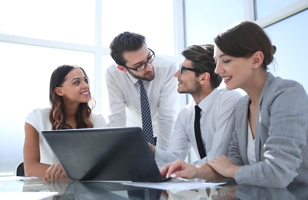 equipo de negocios exitoso en el lugar de trabajo en la oficina