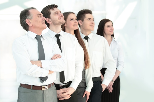 Equipo de negocios exitoso mirando copia espacio antecedentes comerciales.