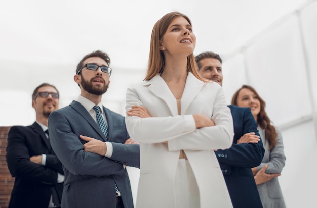 Foto equipo de negocios exitoso de pie en la foto de la oficina con espacio de copia