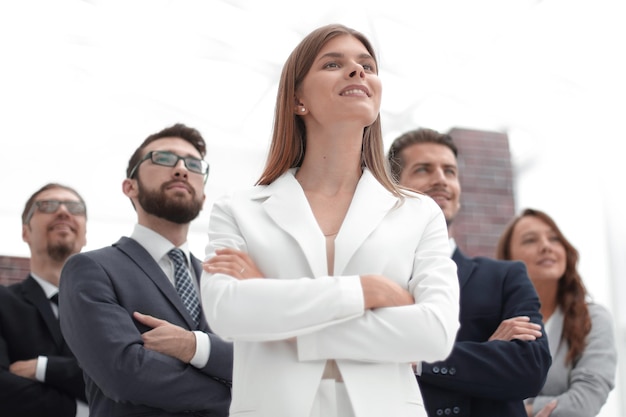 Foto equipo de negocios exitoso de pie en la oficina