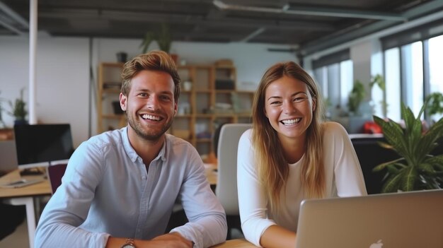 Un equipo de negocios exitoso sonriendo y sentados juntos en una oficina de puesta en marcha