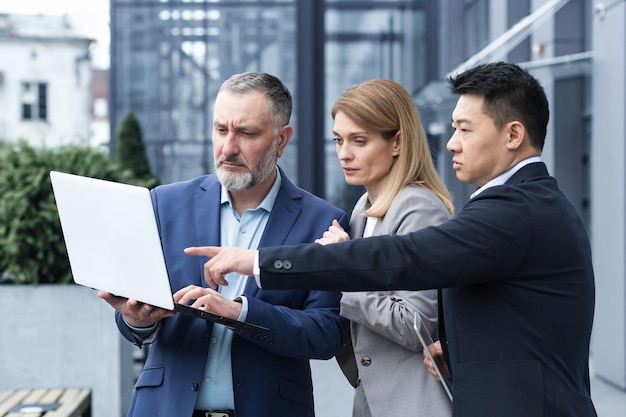 Equipo de negocios exitoso tres colegas empresario y empresaria fuera del edificio de oficinas