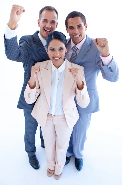 Equipo de negocios feliz celebrando un éxito con los brazos arriba