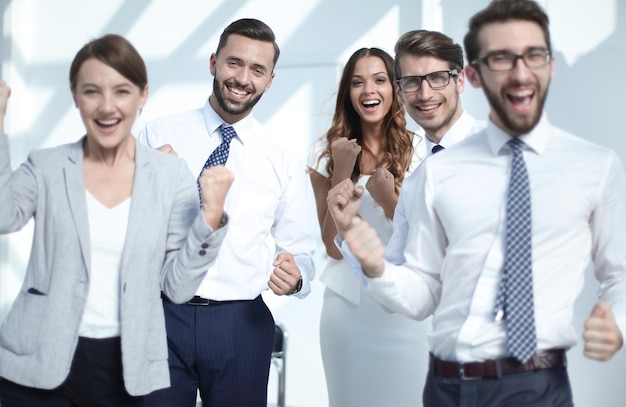 Equipo de negocios feliz celebrando su éxito el concepto de victoria