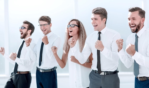 Equipo de negocios feliz celebrando su éxito