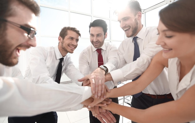 Foto el equipo de negocios feliz conecta sus manos con el concepto de trabajo en equipo