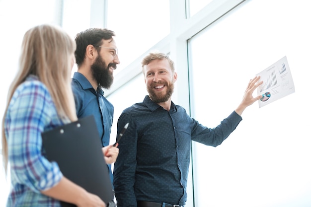 Equipo de negocios feliz discutiendo los resultados de un nuevo proyecto financiero.