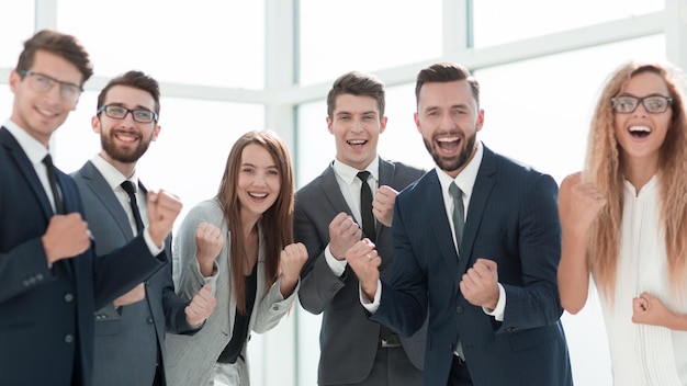 Foto equipo de negocios feliz de pie en la oficina concepto de éxito