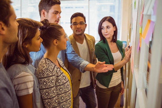 Equipo de negocios feliz en una reunión