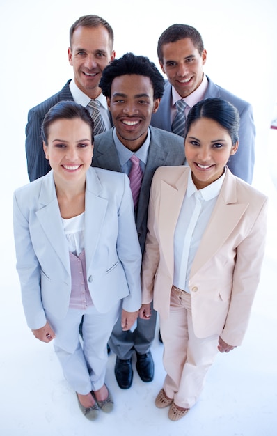 Equipo de negocios feliz sonriendo a la cámara