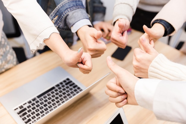 Foto equipo de negocios con una foto de pulgares hacia arriba