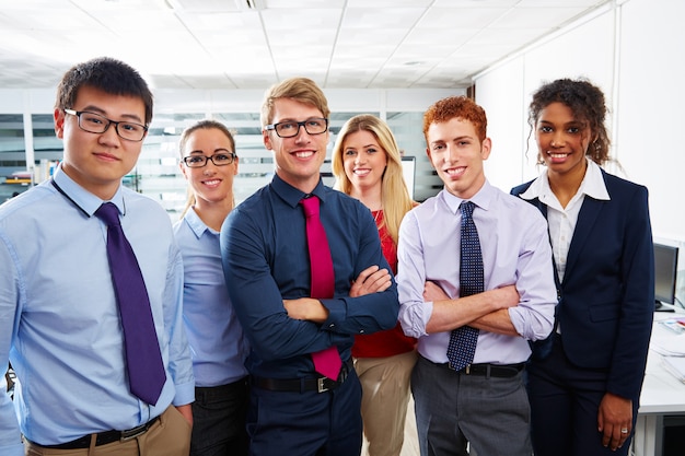 Equipo de negocios gente joven de pie multiétnica