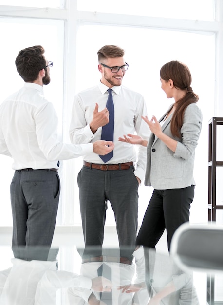 Equipo de negocios hablando en una oficina vacía