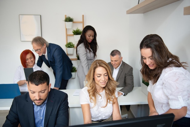 Equipo de negocios de hombres y mujeres en una oficina.