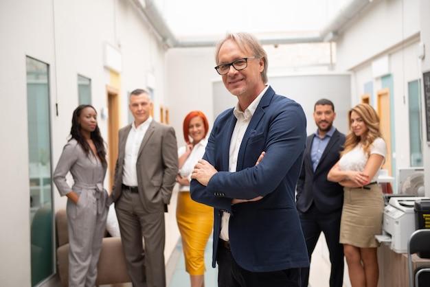 Equipo de negocios de hombres y mujeres en una oficina.