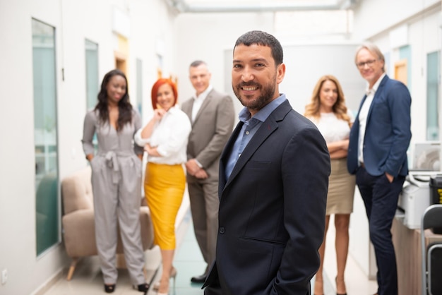 Equipo de negocios de hombres y mujeres en una oficina.