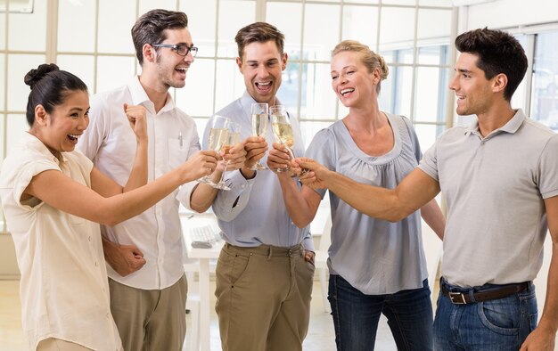 Foto equipo de negocios informal celebrando con champán