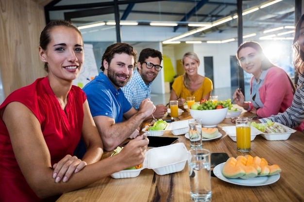 Equipo de negocios informal comiendo juntos