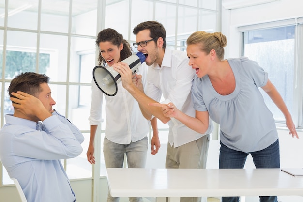 Equipo de negocios informal gritando a un colega