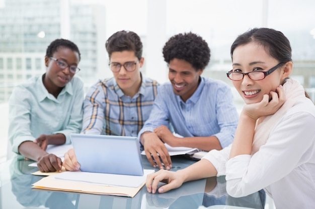 Equipo de negocios informal que tiene una reunión