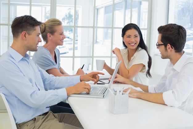 Equipo de negocios informal que tiene una reunión