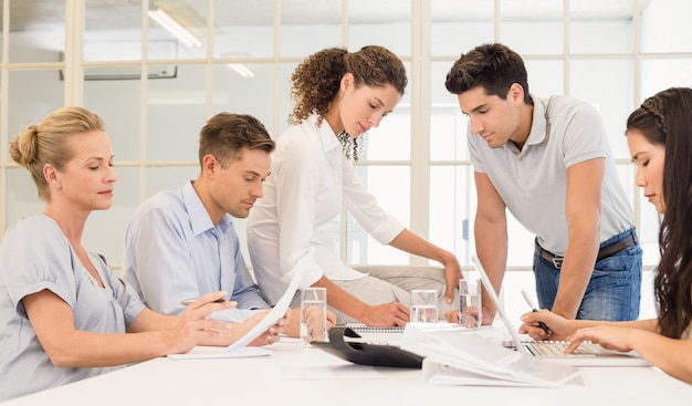 Equipo de negocios informal que tiene una reunión